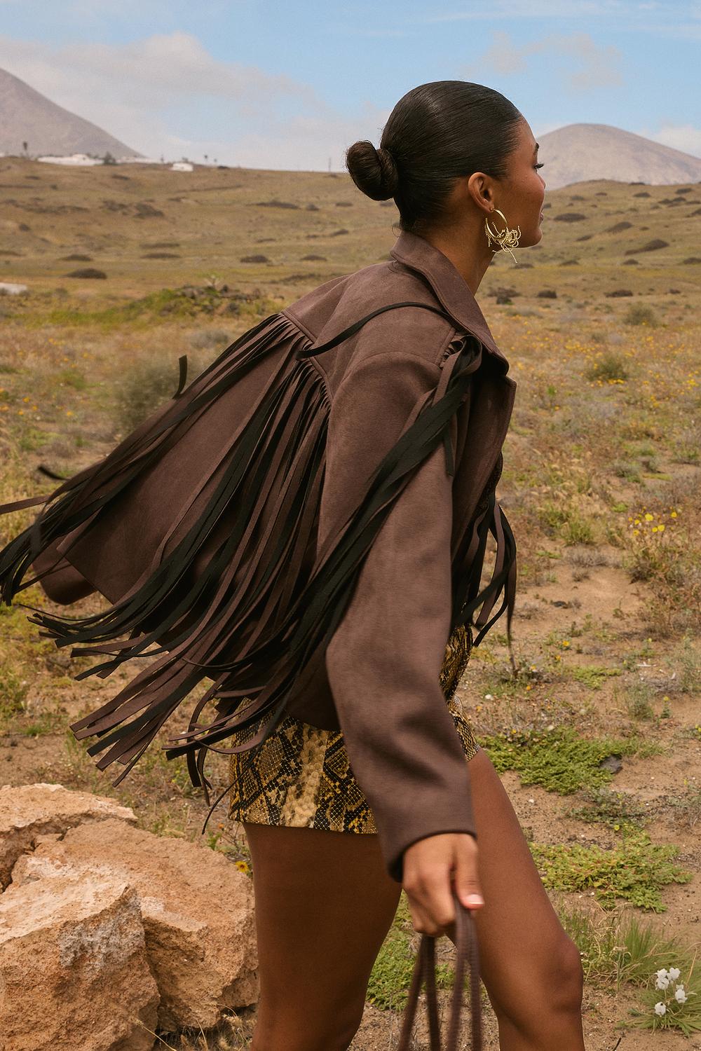 Chaqueta marrón con flecos