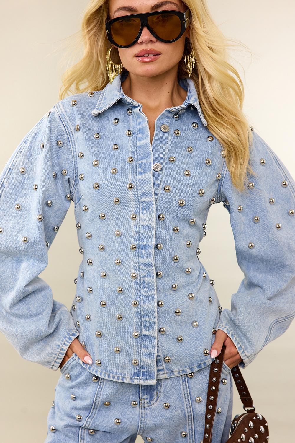 Blusa vaquera azul claro con tachuelas