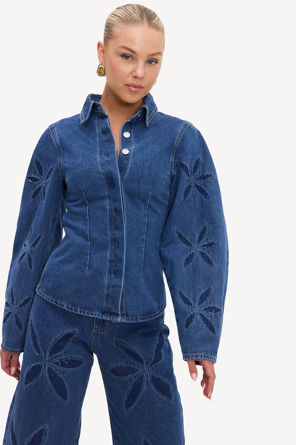 Chaqueta vaquera azul oscuro con detalles florales