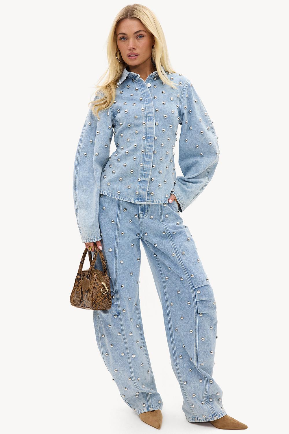 Vaqueros globo azul claro con tachuelas