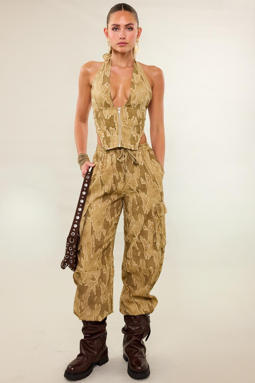 Pantalón cargo verde con estampado camuflaje