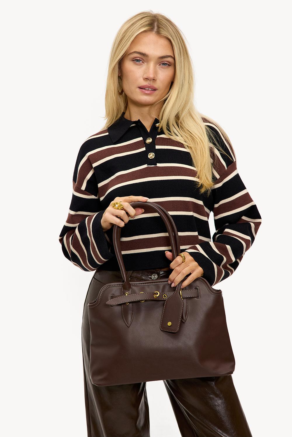 Sac en simili daim marron avec boucle dorée