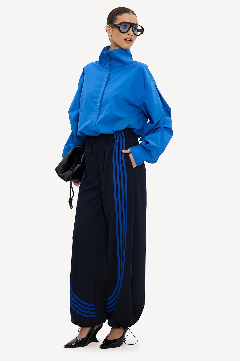 Zwarte trackpants met blauwe strepen