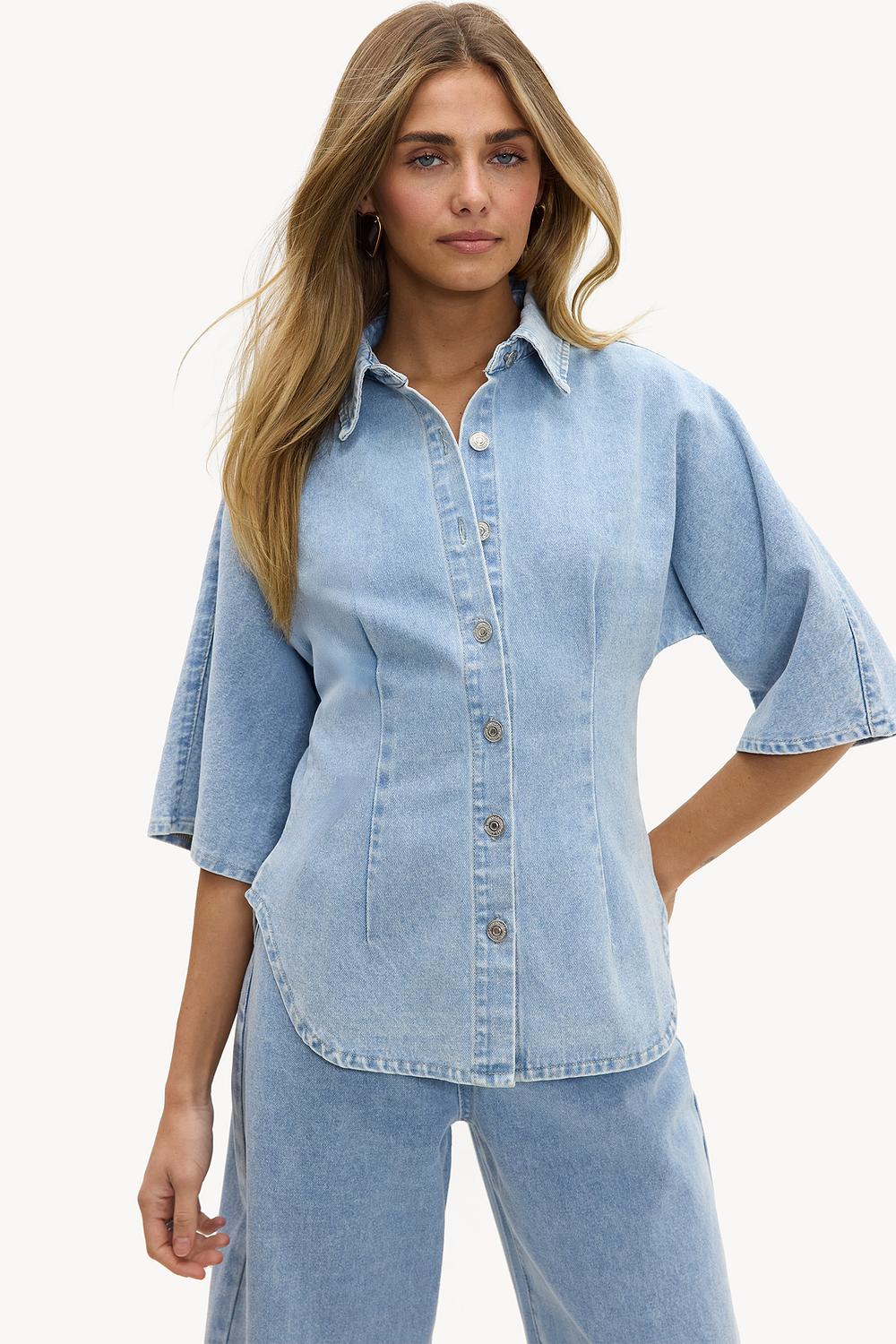 Blusa vaquera azul claro entallada