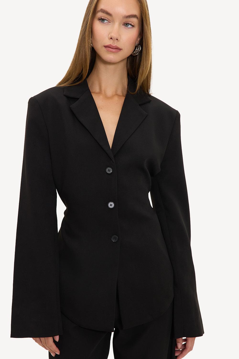 Blazer negro con hombreras y cordones