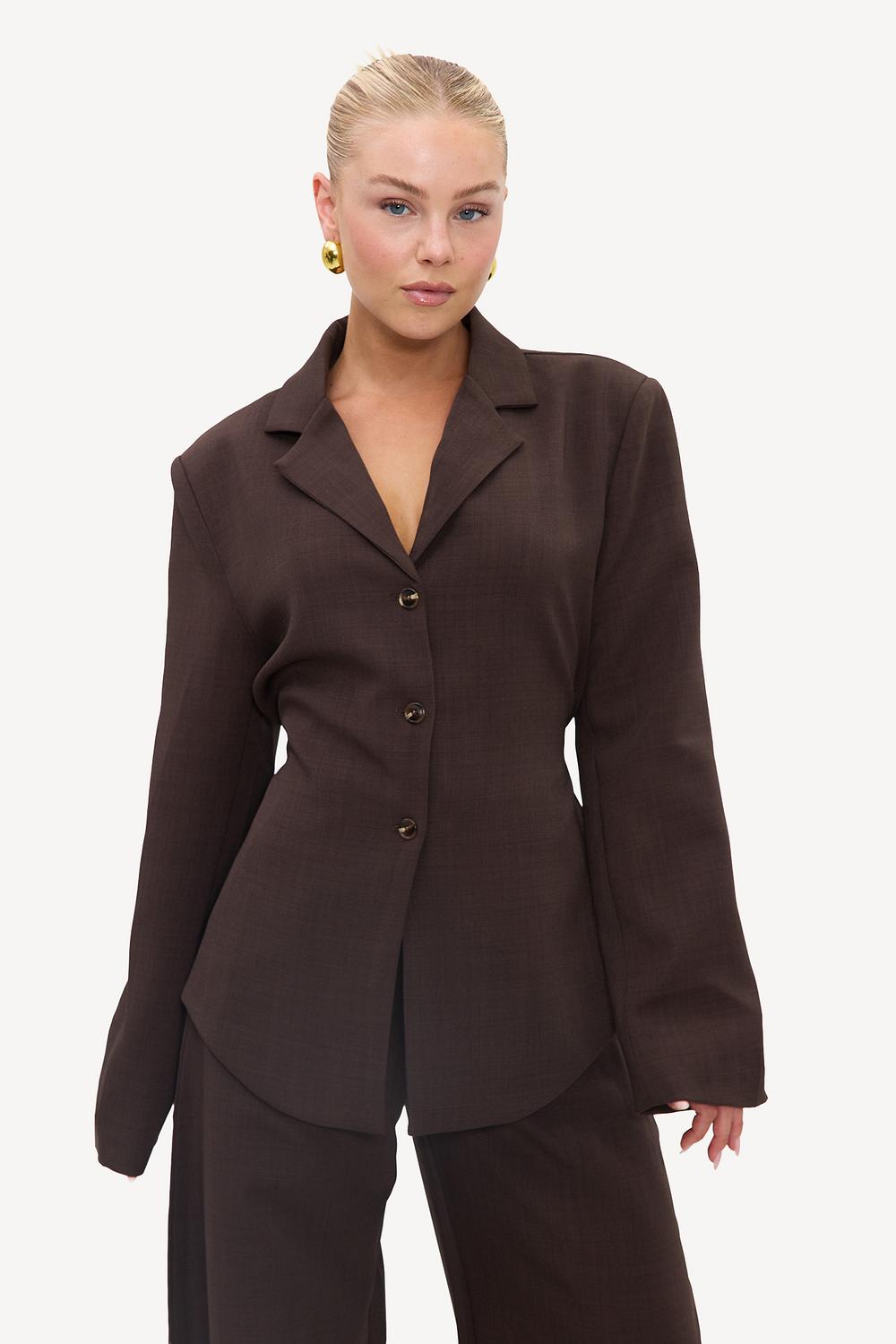 Blazer marron foncé à épaulettes et lacets