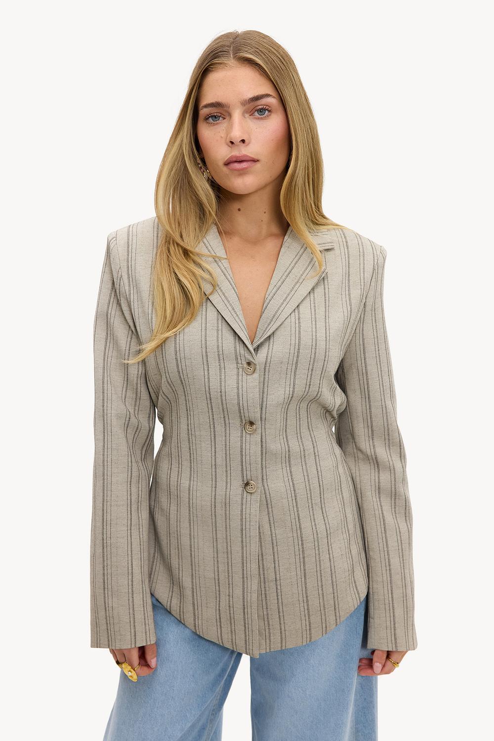 Blazer color arena a rayas con hombreras y cinturón con lazo