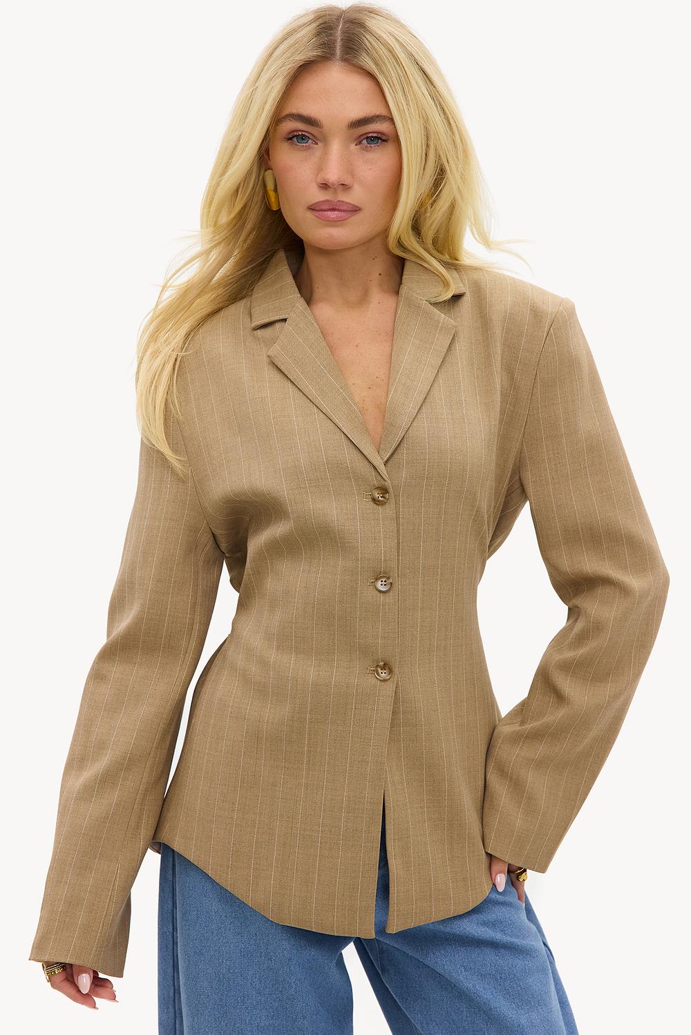 Blazer rayé beige avec épaulettes et ceinture à nouer