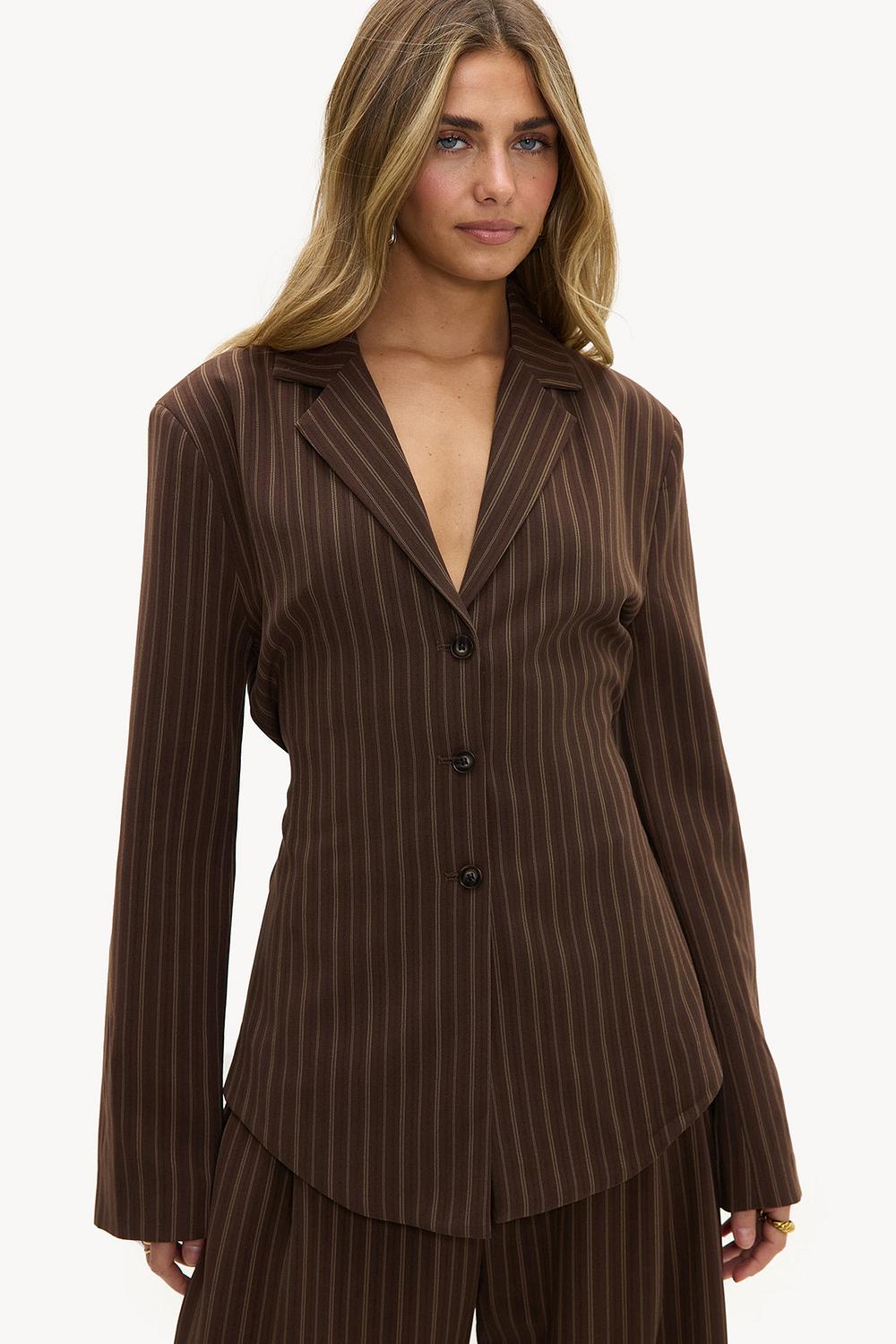 Blazer marrón a rayas con hombreras