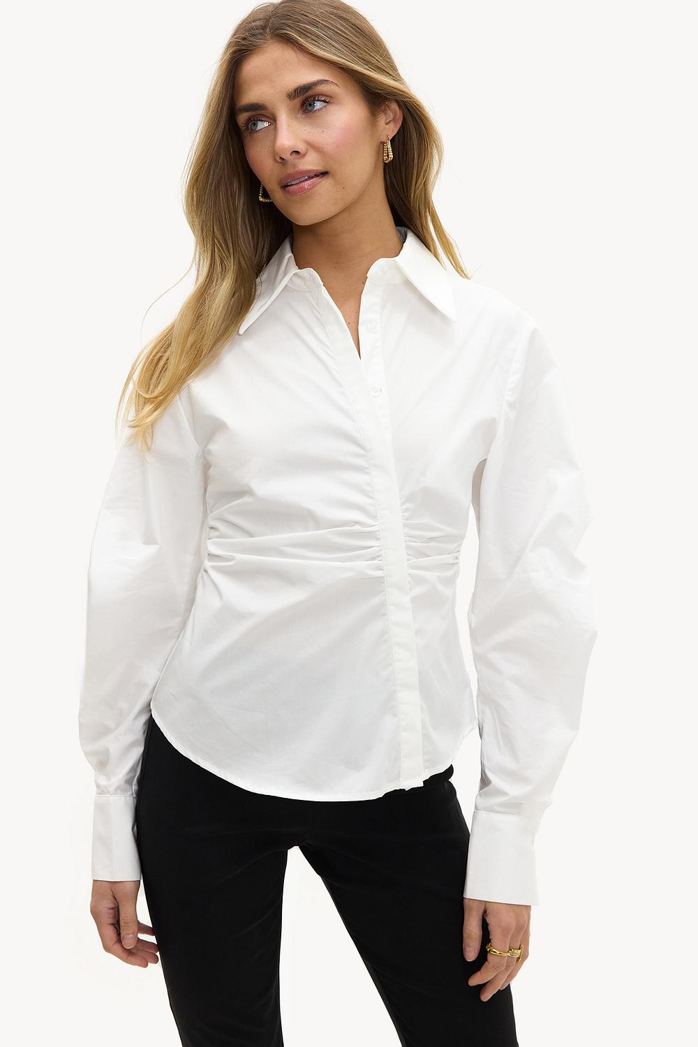 Witte blouse met schuine knoopsuiting