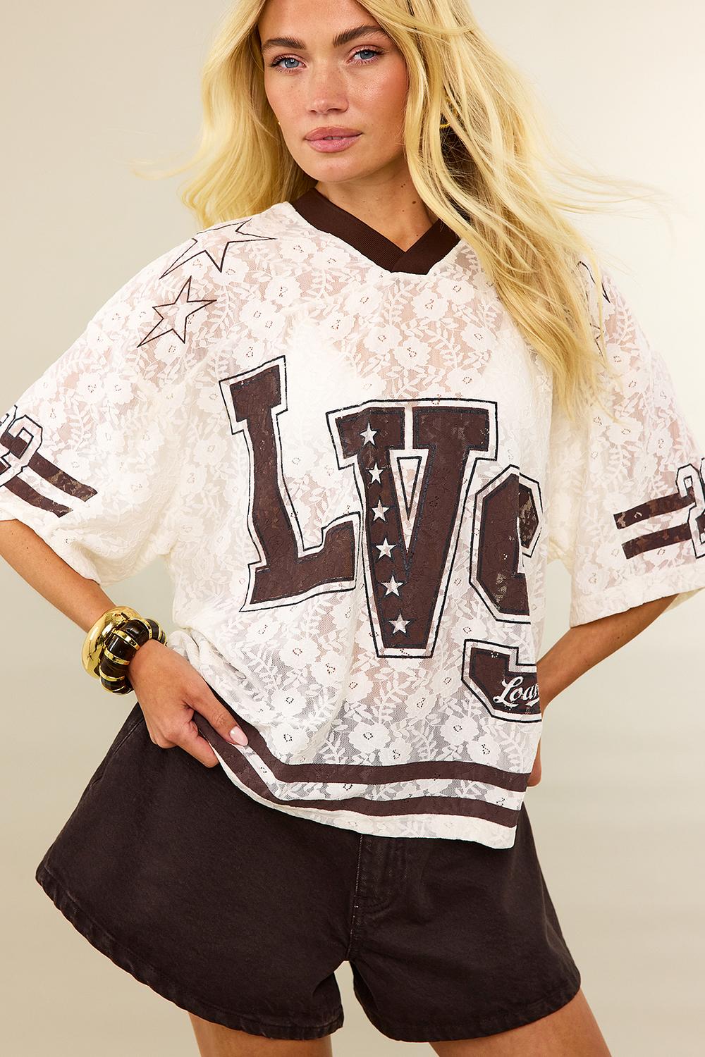 Camiseta de béisbol en color blanco roto, de malla y con motivos florales de encaje