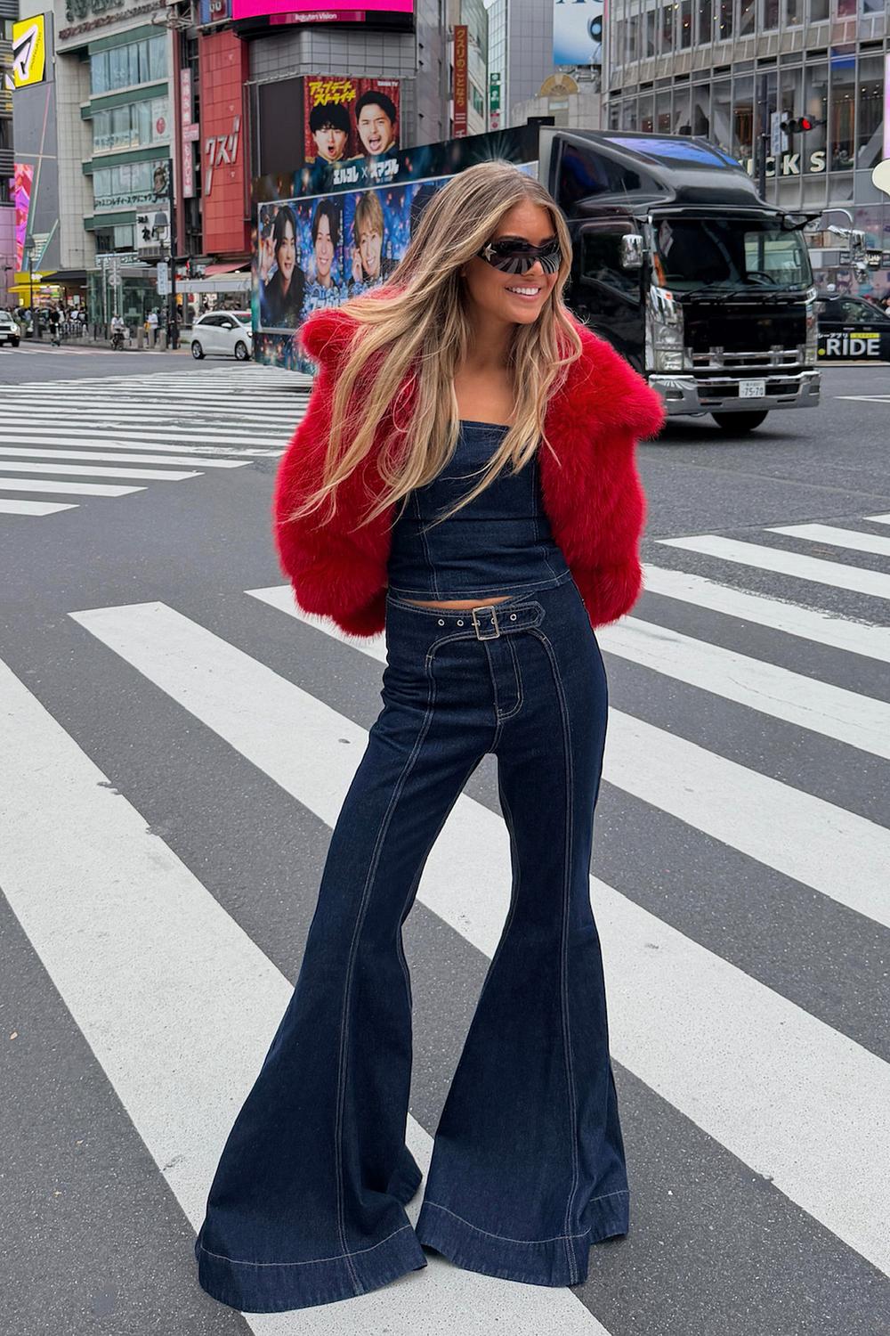 Pantalones acampanados azul oscuro con detalle de hebilla