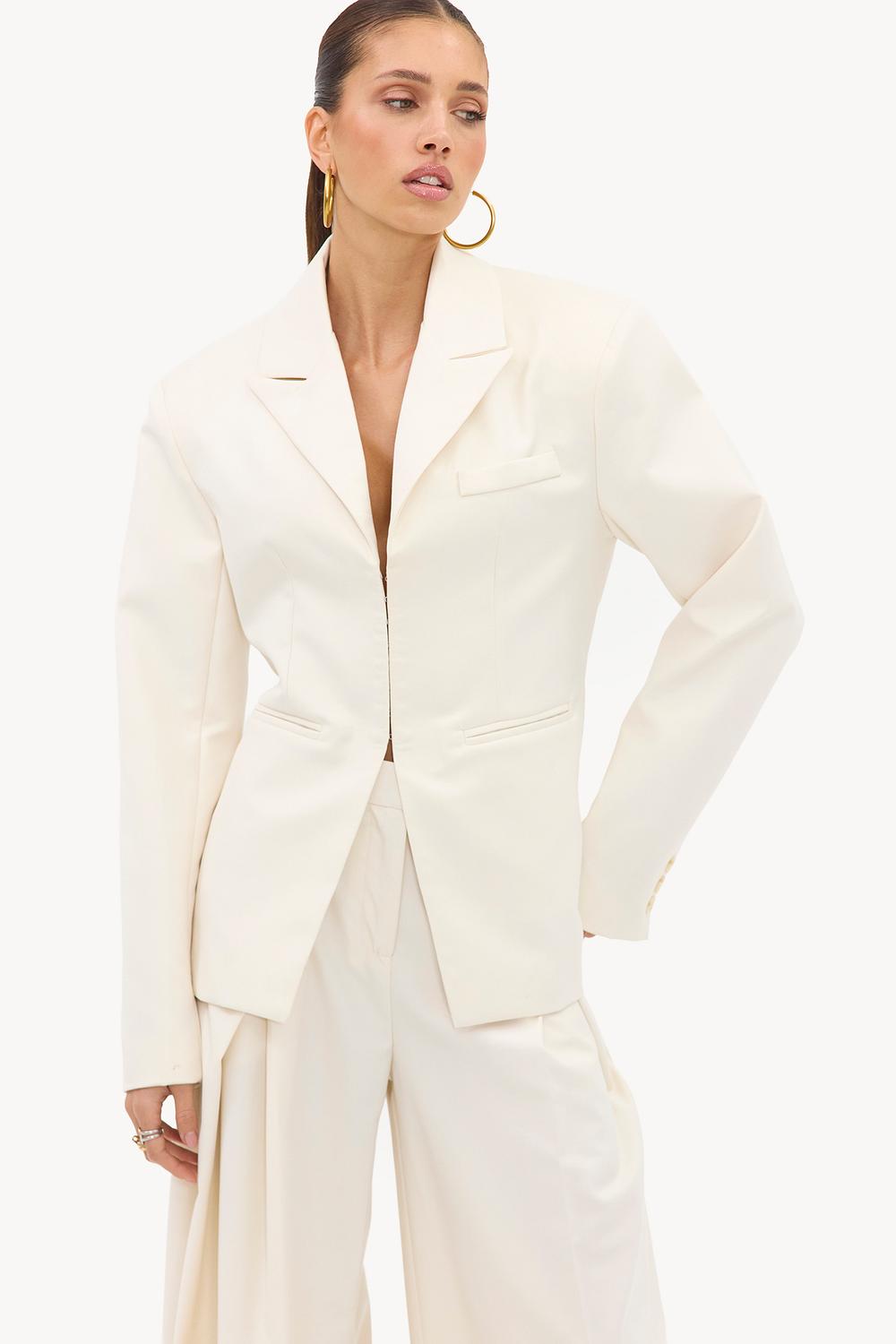 Blazer crudo con cintura ajustable y hombreras