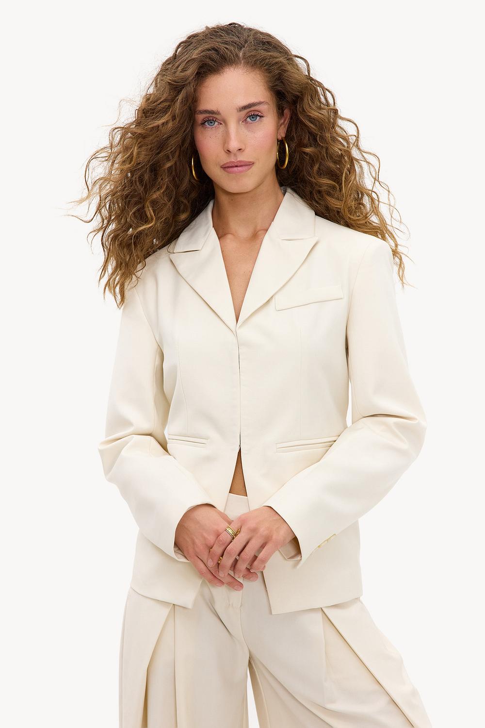 Blazer écru avec taille ajustable et épaulettes