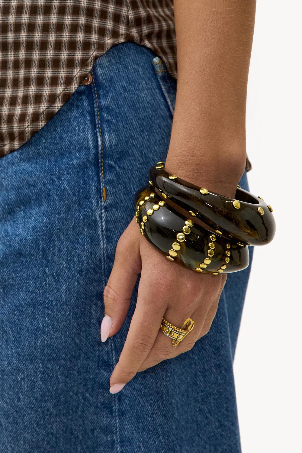 Pulseras doradas con tachuelas 2-pack