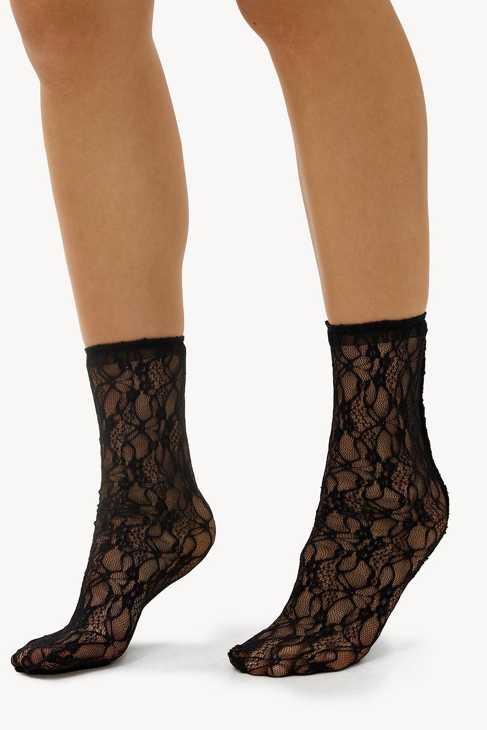 Calcetines negros con encaje.