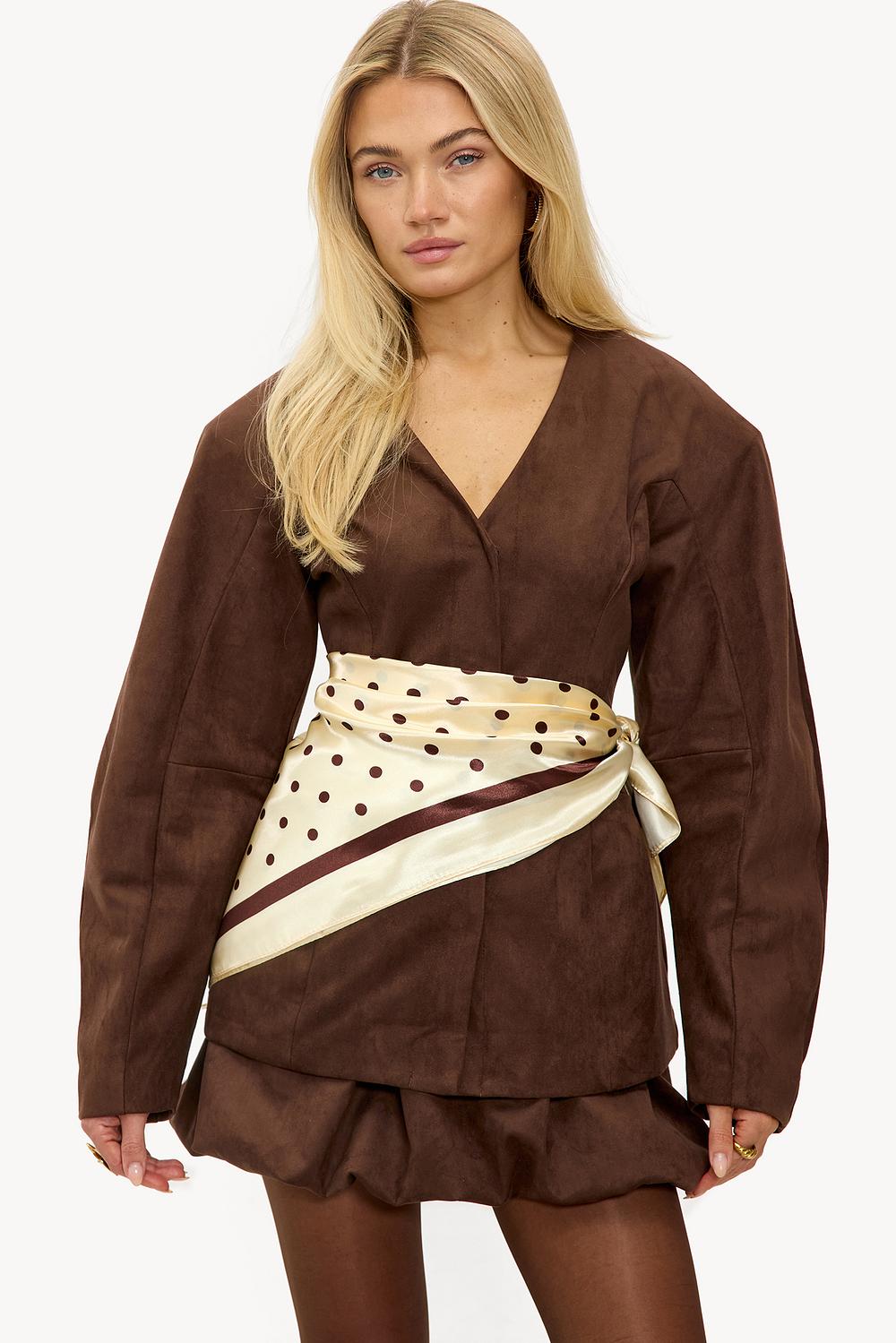 Bufanda cruda con lunares marrones.