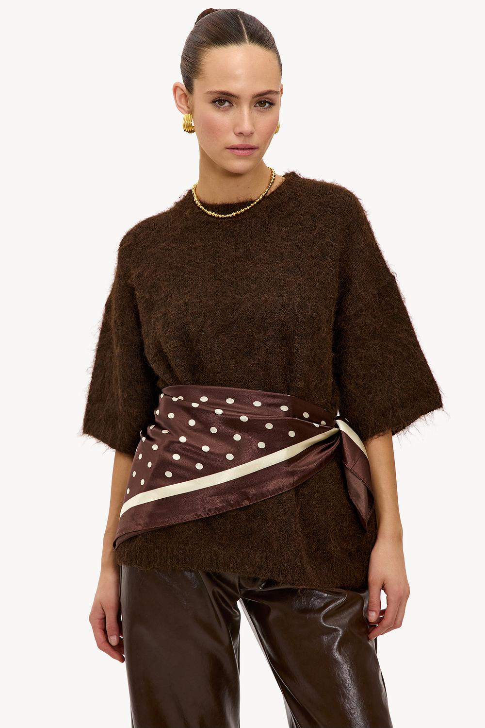 Bufanda marrón con lunares blancos.