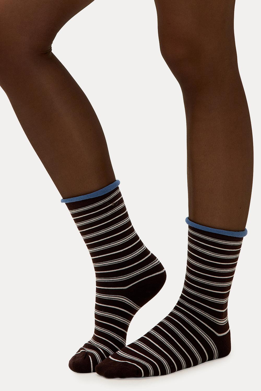 Calcetines marrones con rayas.