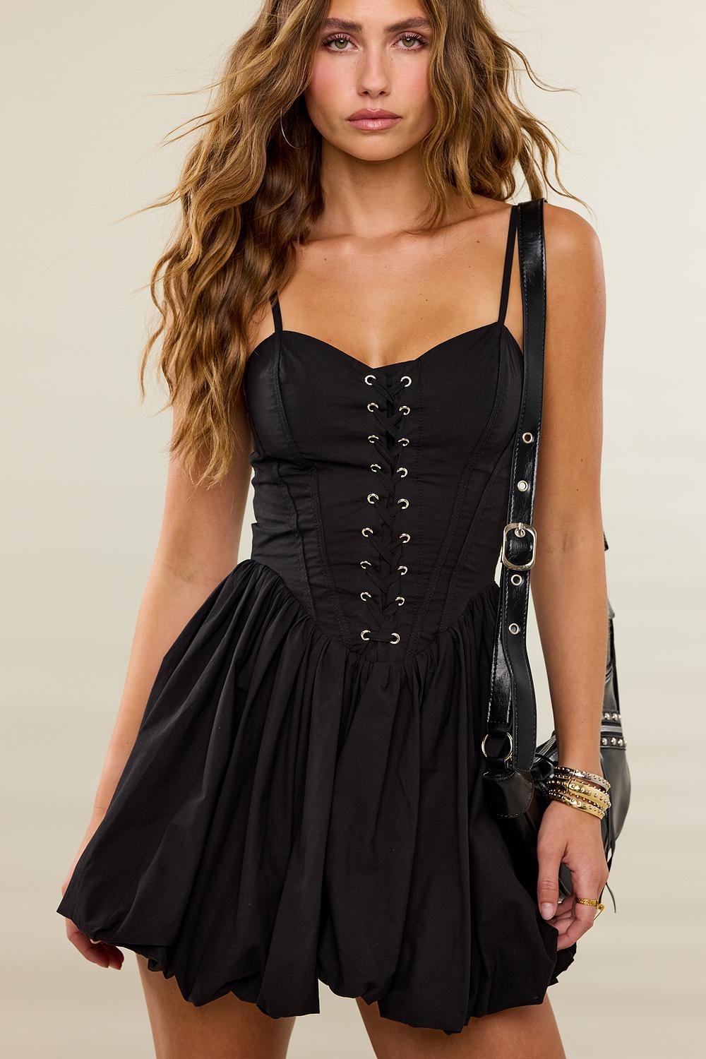 Minivestido negro tipo globo con detalle de cordones