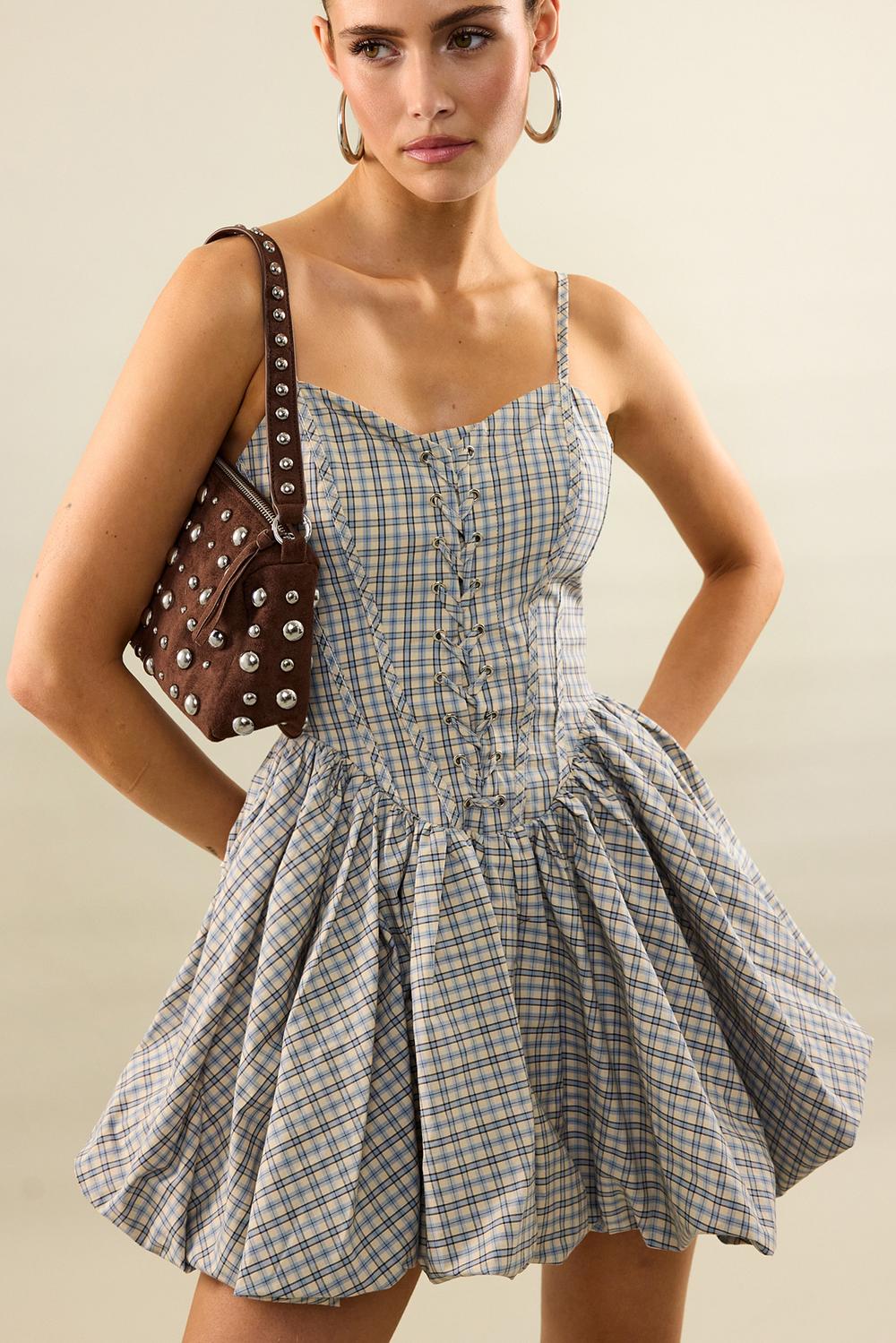 Vestido a cuadros azul claro.