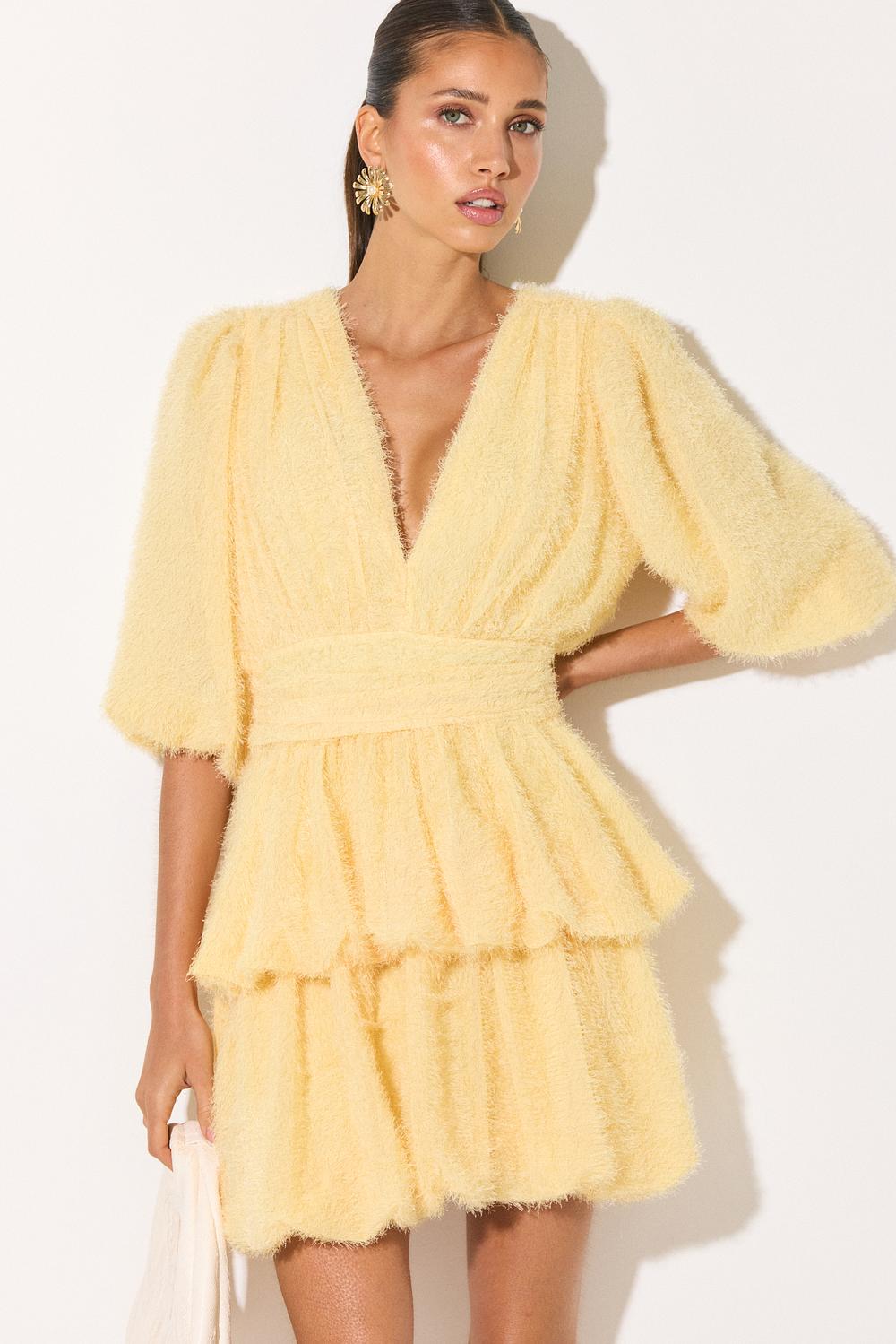 Vestido amarillo con mangas abullonadas y volantes