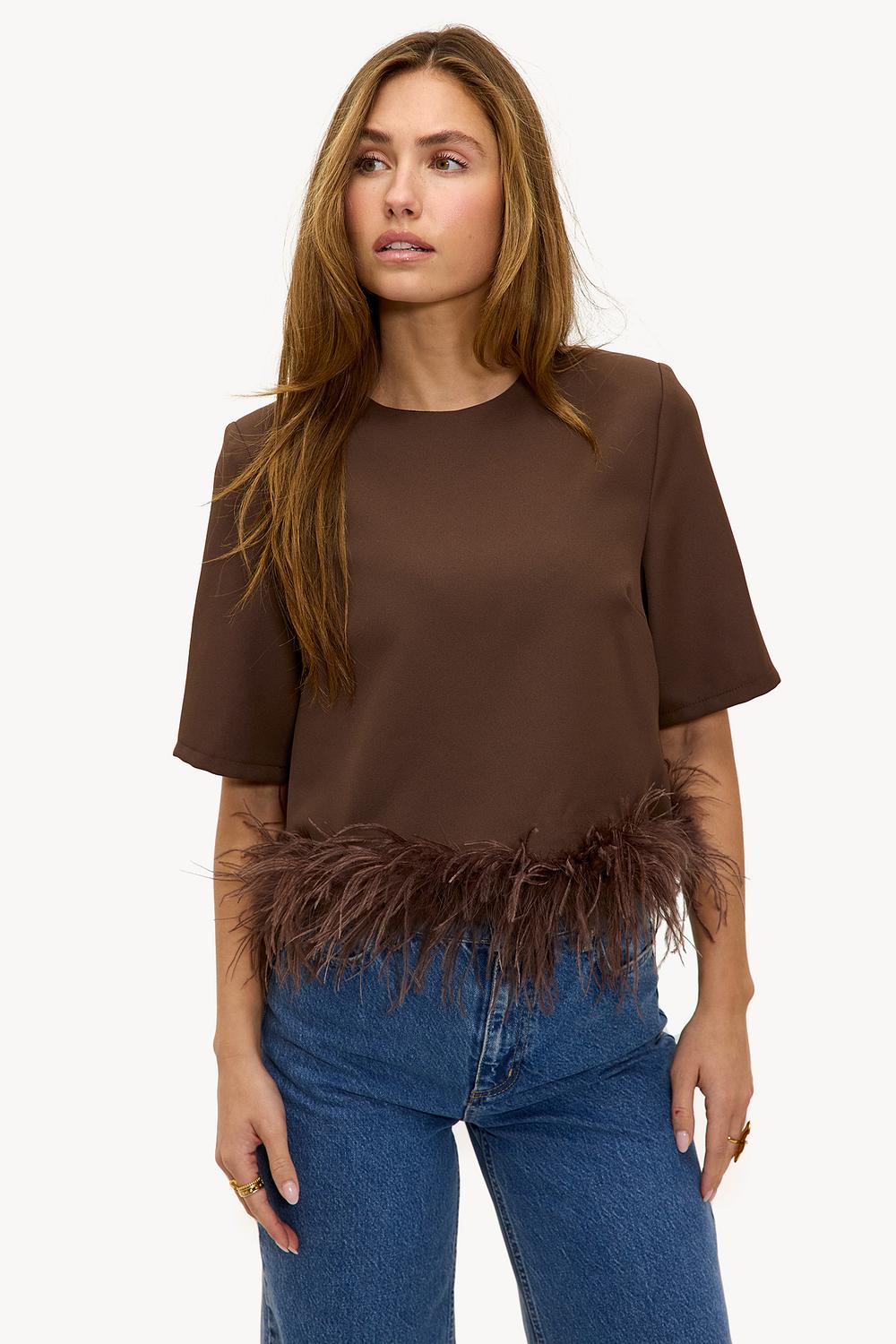 Top marron foncé à plumes