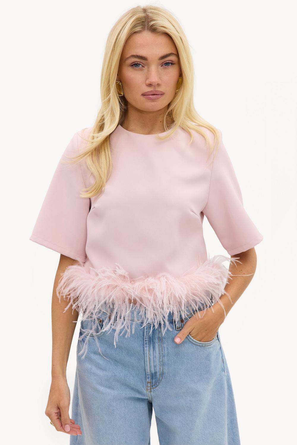 Top rose clair avec plumes