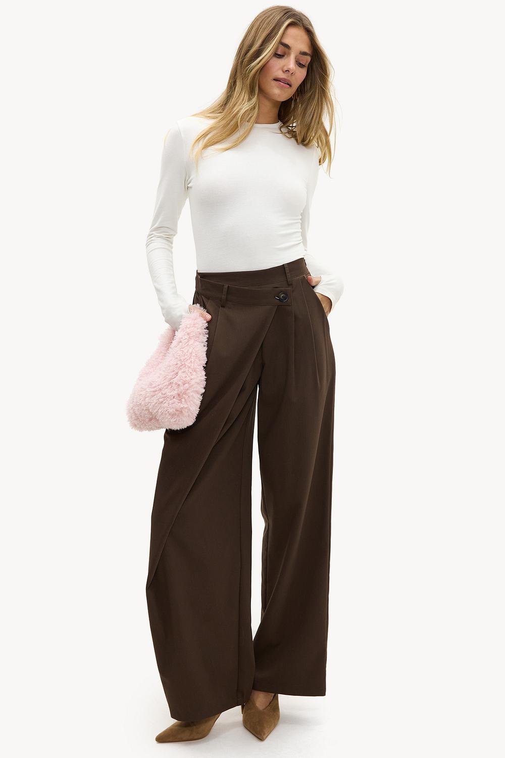 Pantalón cruzado marrón oscuro