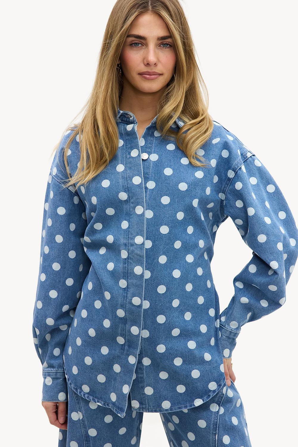 Blusa vaquera azul con lunares
