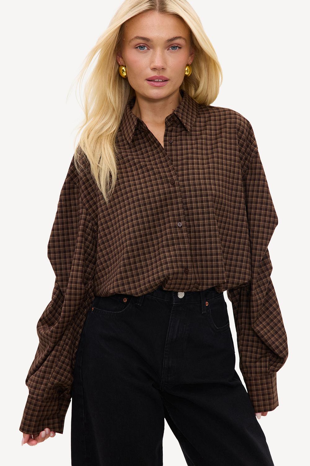 Blusa a cuadros marrón oscuro