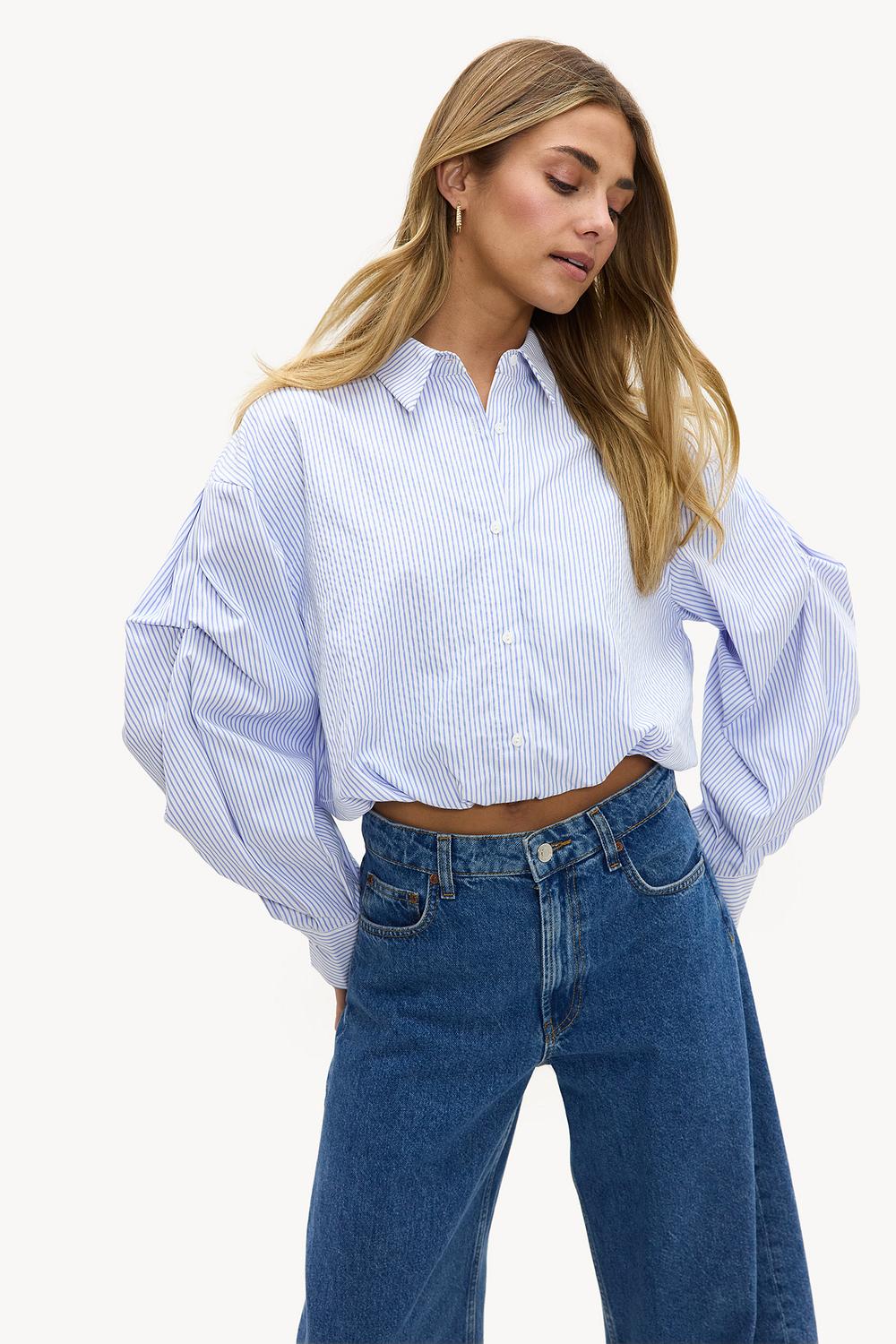 Blusa corta azul claro con rayas