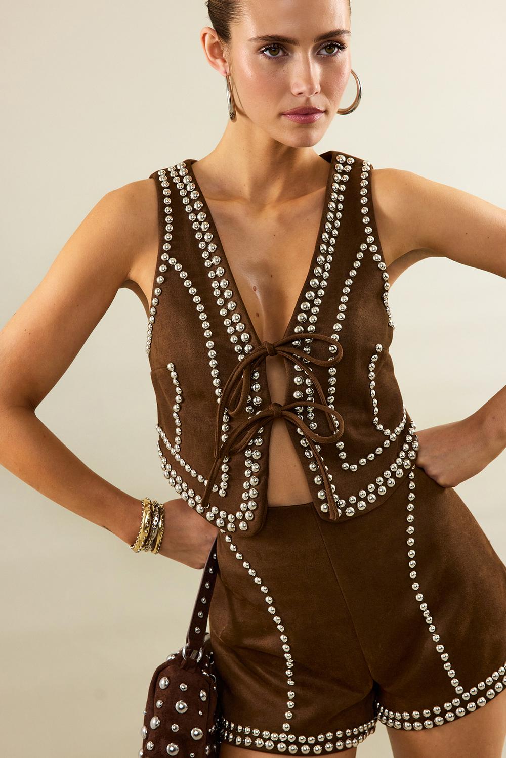 Short efecto ante marrón oscuro con tachuelas