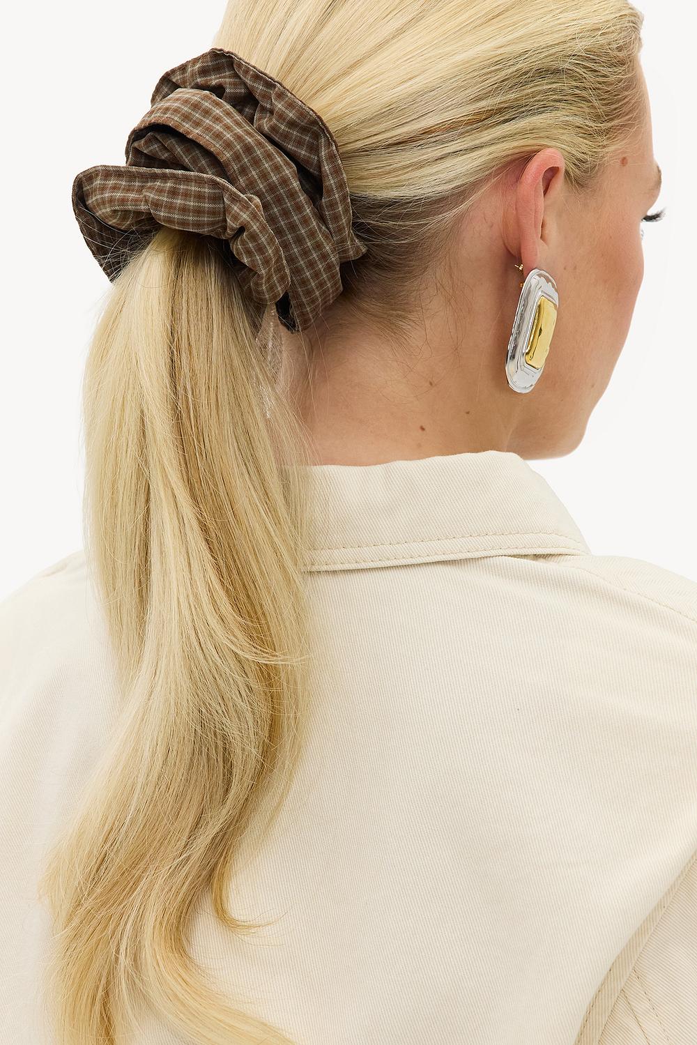 Bruine geruite scrunchie