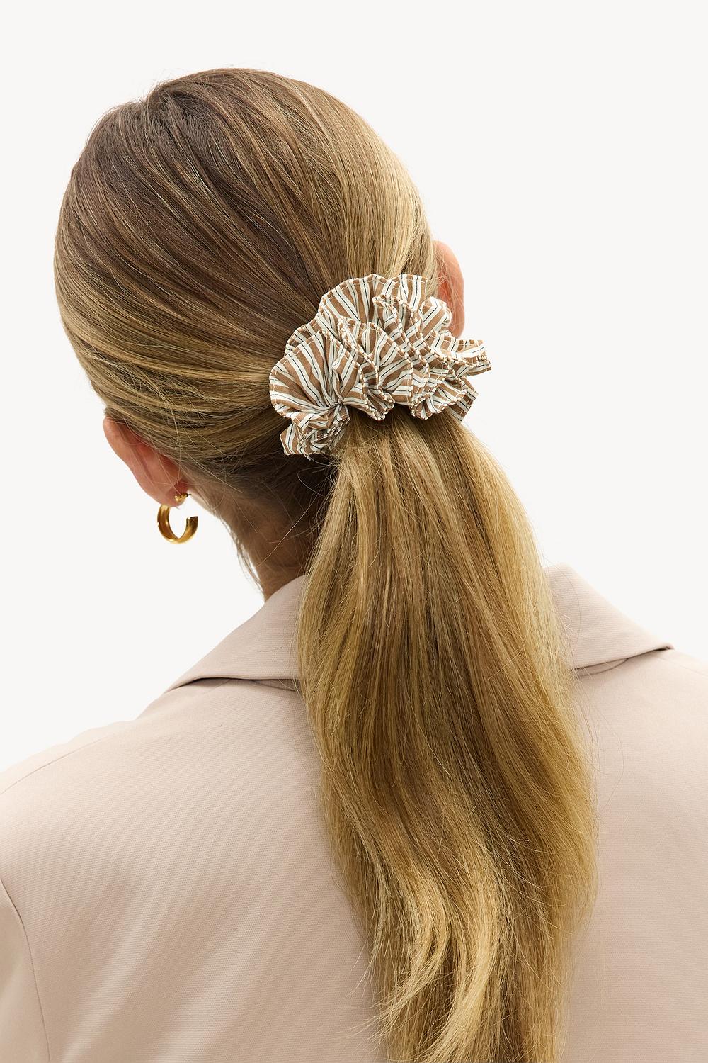 Witte scrunchie met bruine strepen