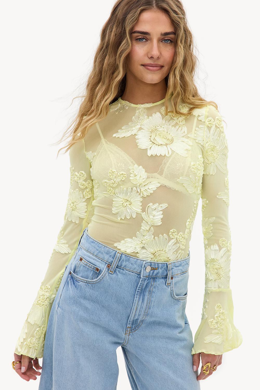 Geel shirt met bloemen detail