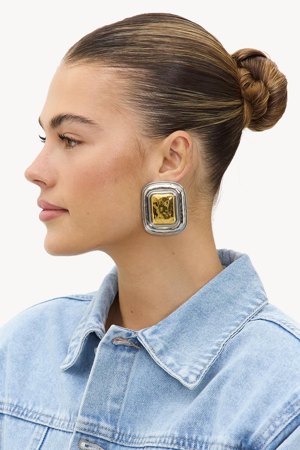 Pendientes dorados con detalles plateados.