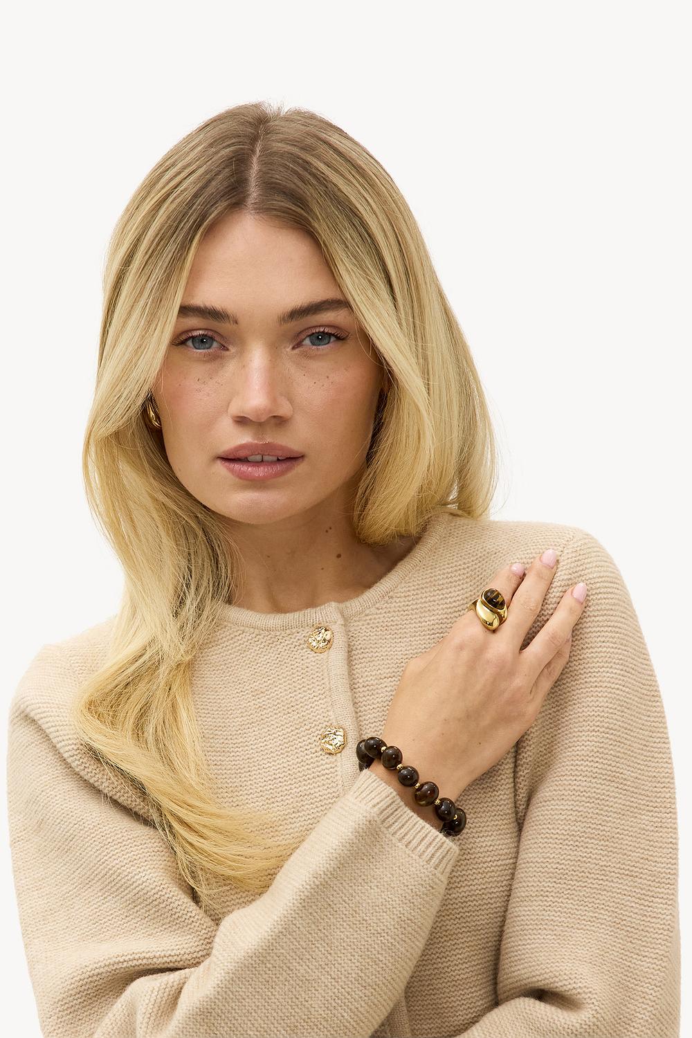 Gouden armband met bruine kralen