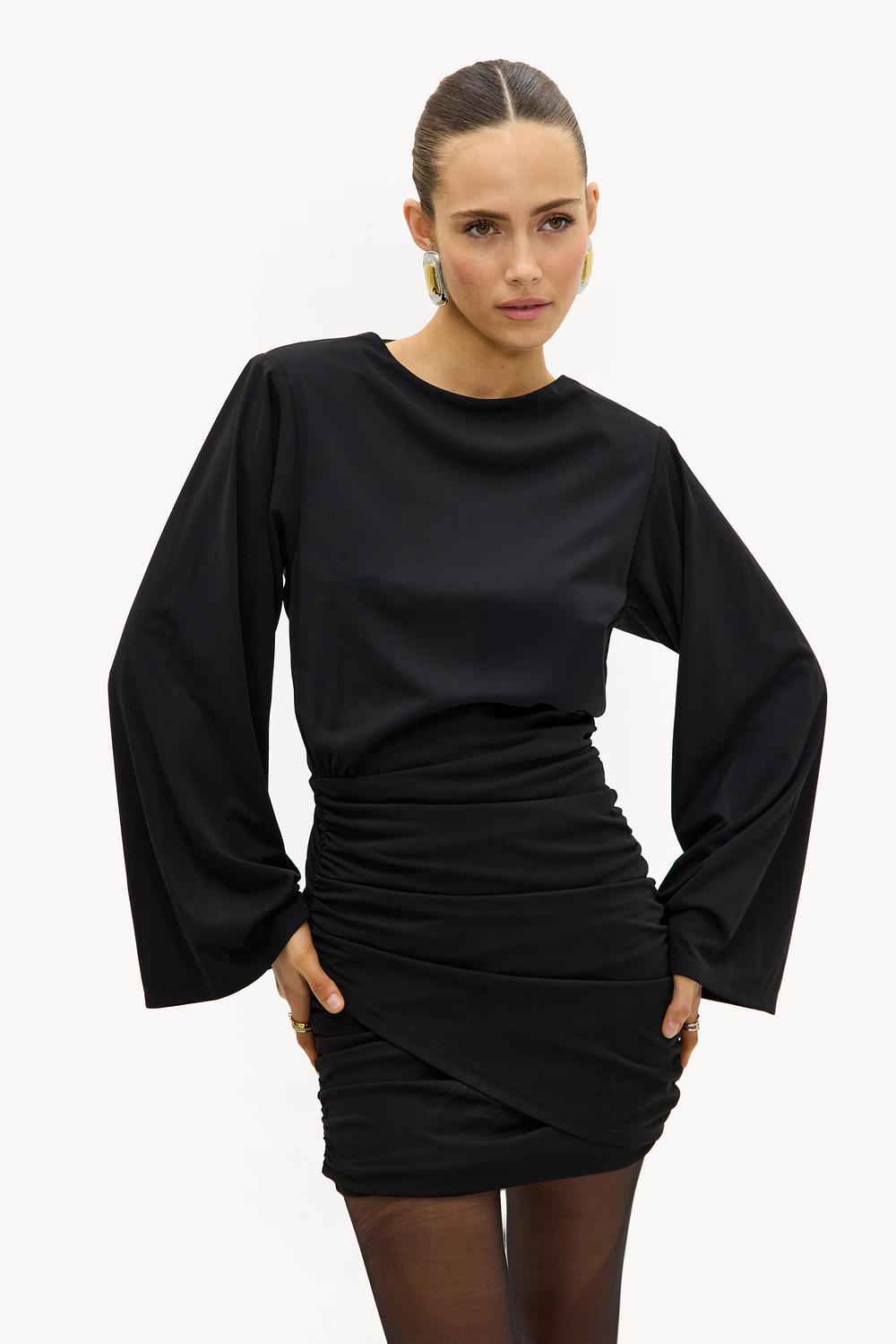 Vestido negro con espalda drapeada