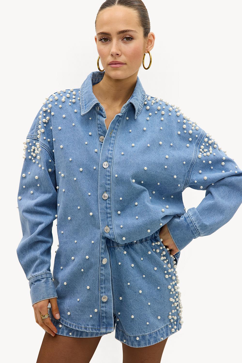 Blue denim shorts with pearls