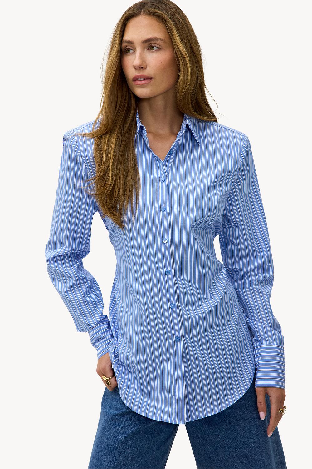 Blouse bleue à rayures avec détail nœud