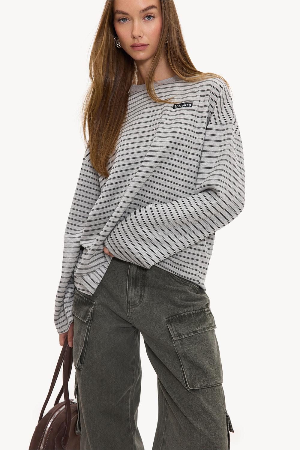 Camiseta de manga larga gris a rayas con logotipo