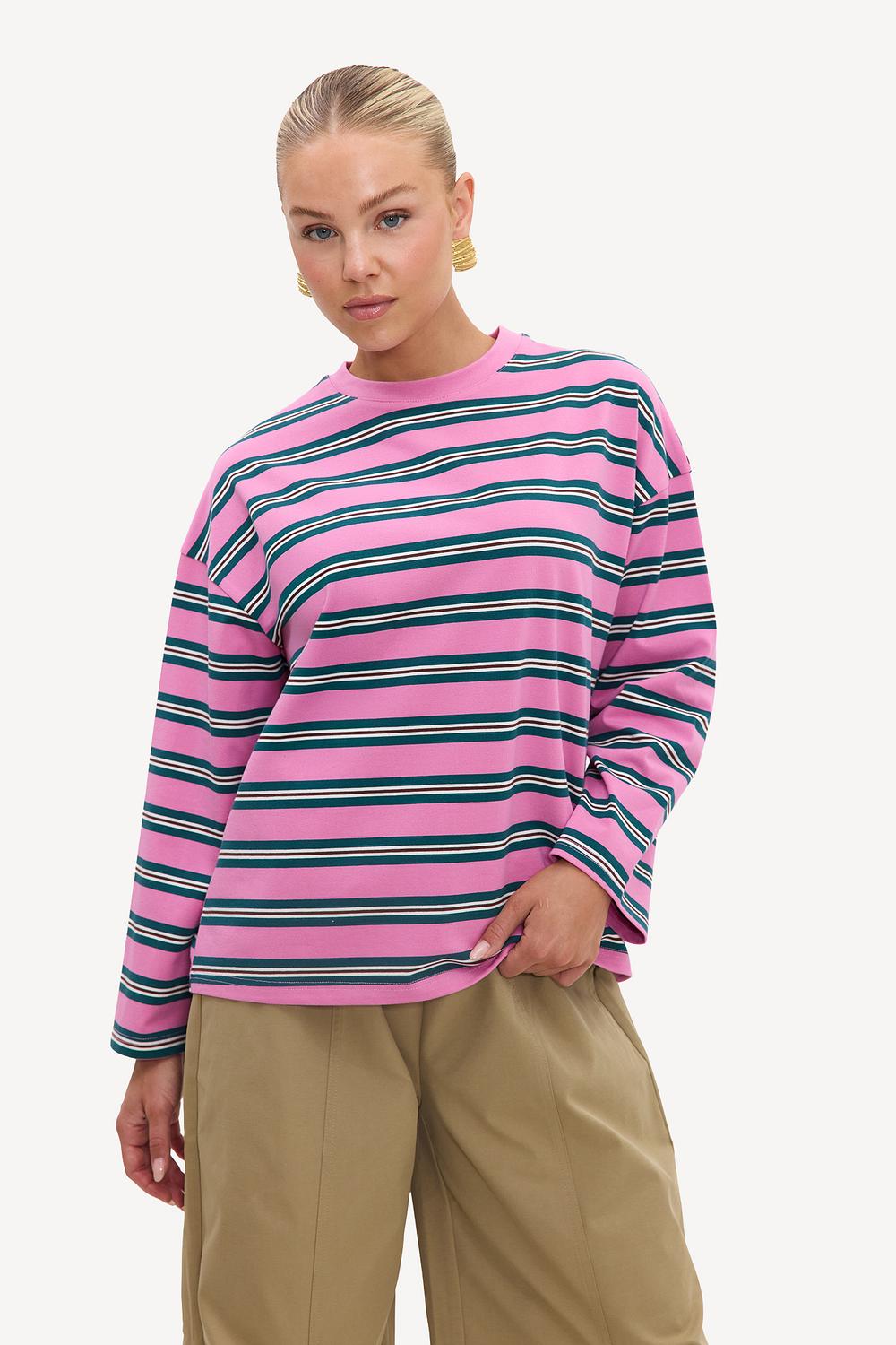 Camiseta de manga larga rosa con rayas verdes, marrones y blancas