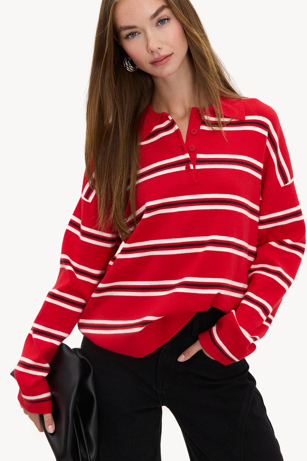Polo rojo con rayas negras y blancas