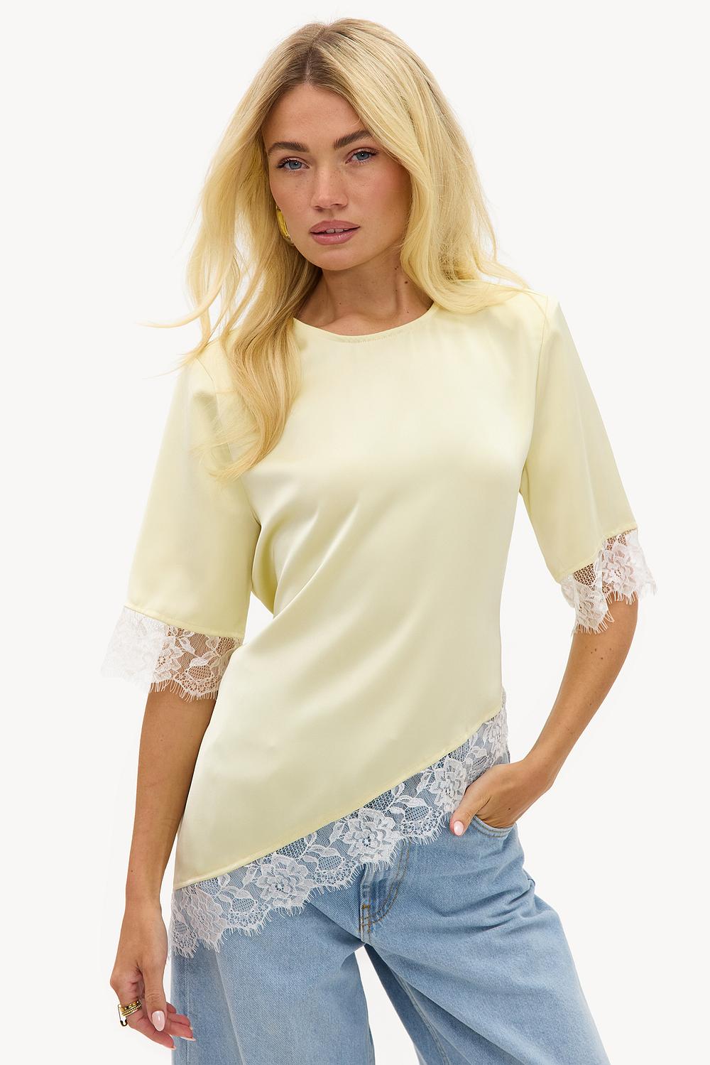 Butteryellow satijnenlook top met schoudervulling en kant