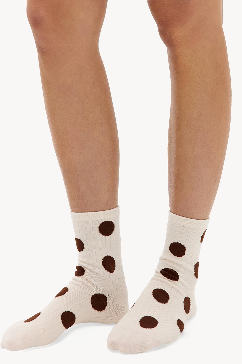 Calcetines blancos con lunares marrones