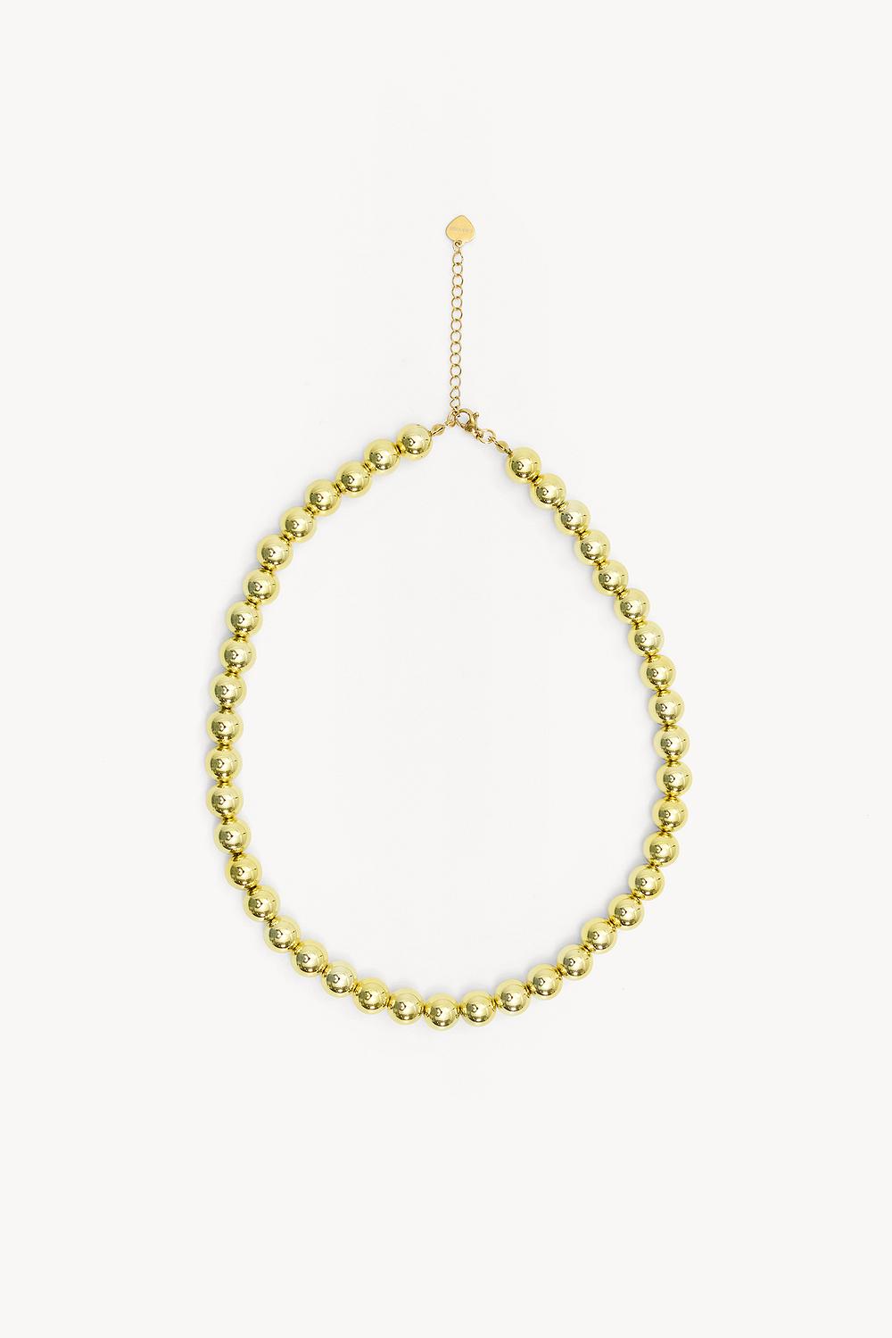 Collar dorado con cuentas.