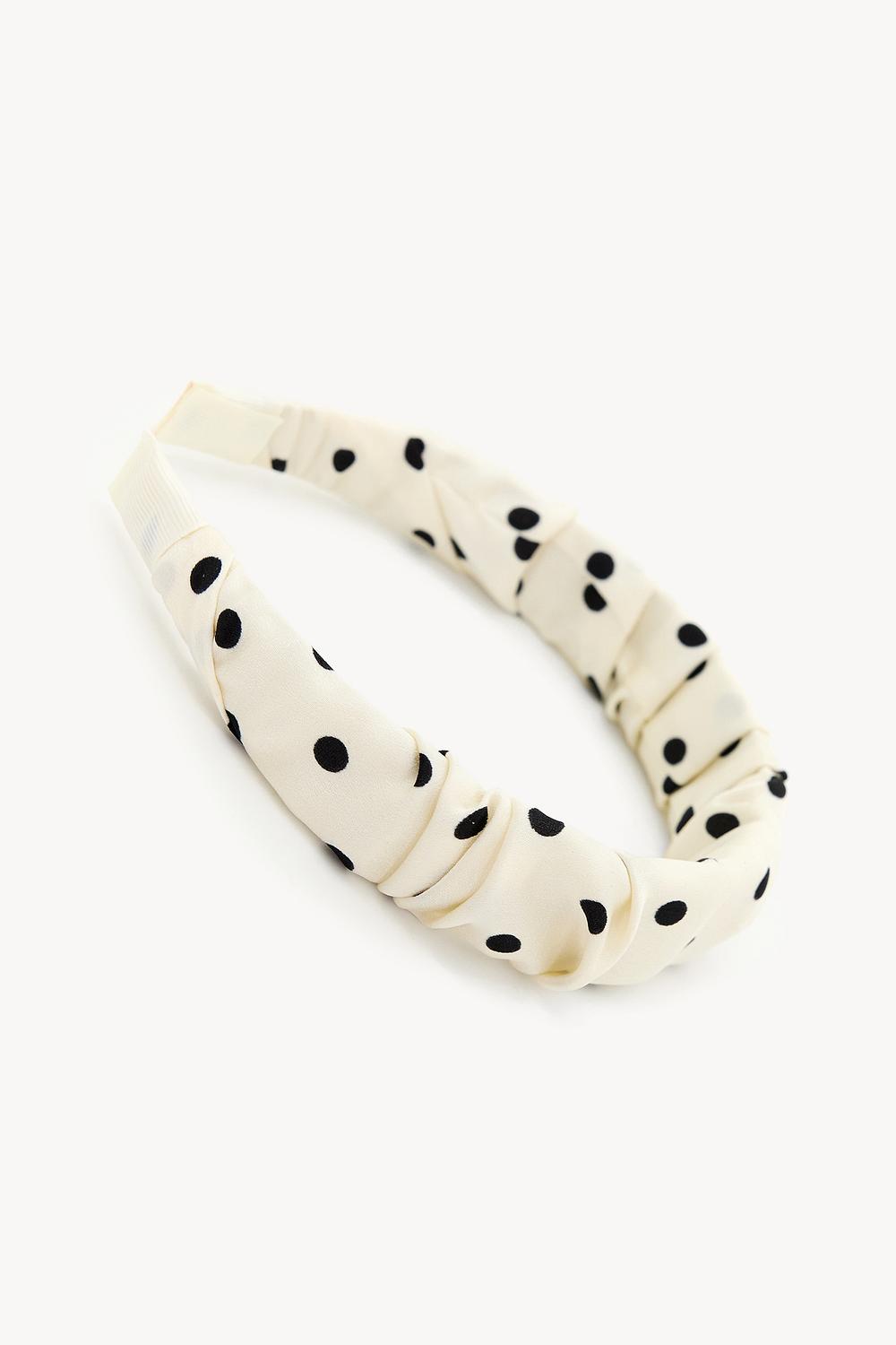 Diadema blanca con lunares.