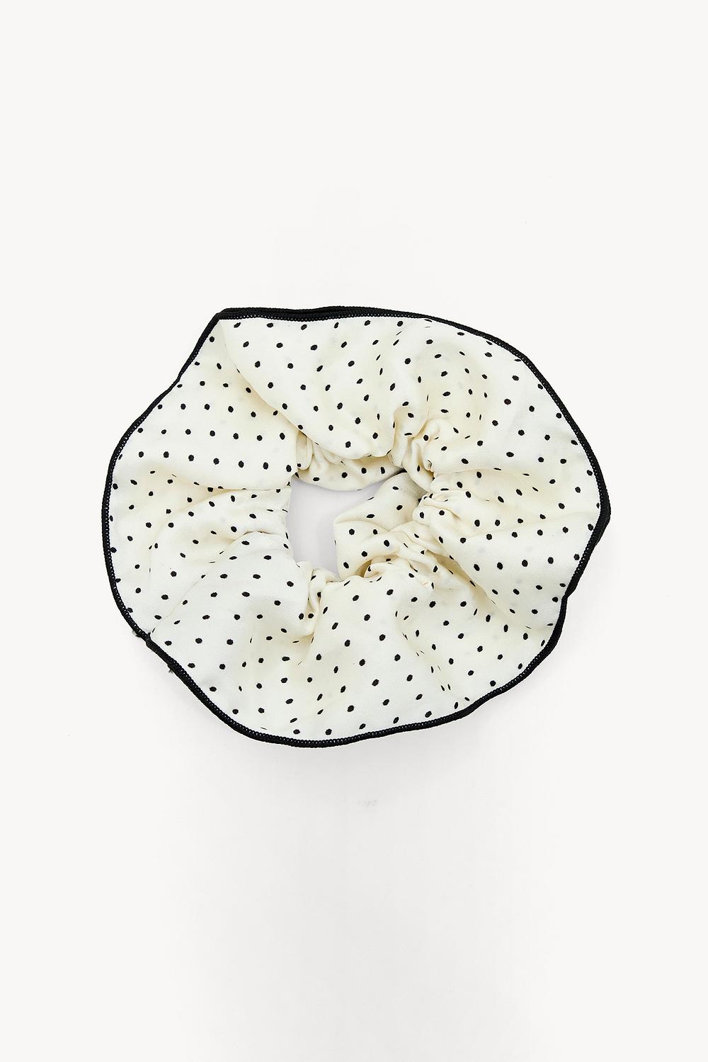 Witte scrunchie met stippenprint