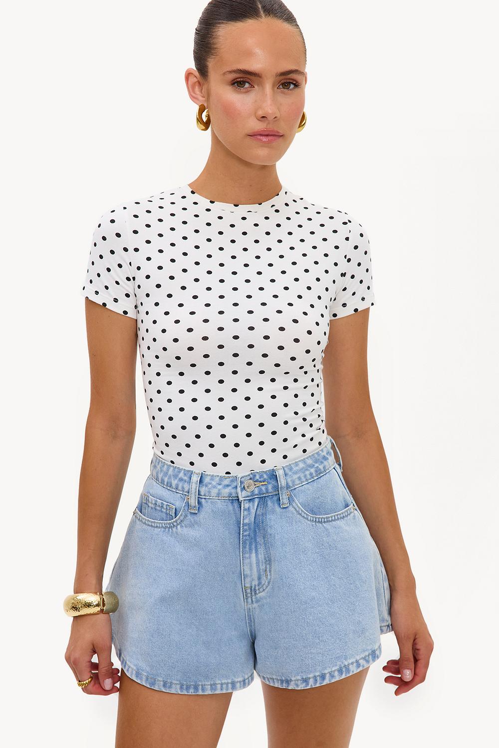 Top blanco de manga corta con lunares negros